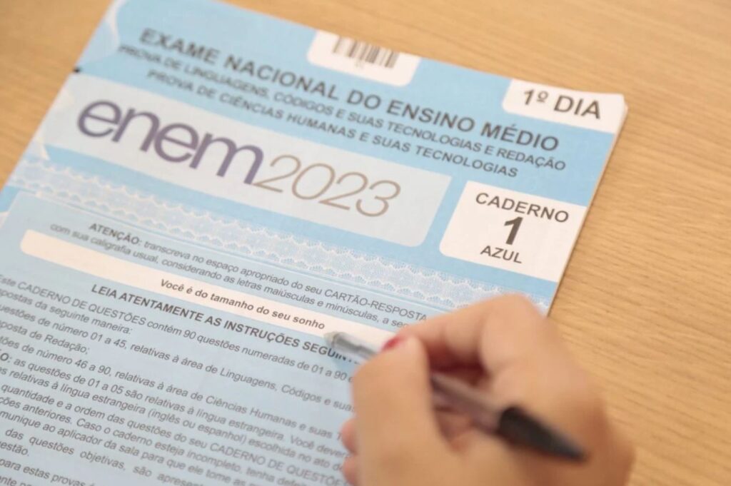 Foto Reprodução: Capas ENEM 1º Dia de Aplicação 2023. Fotos Angelo Miguel/MEC