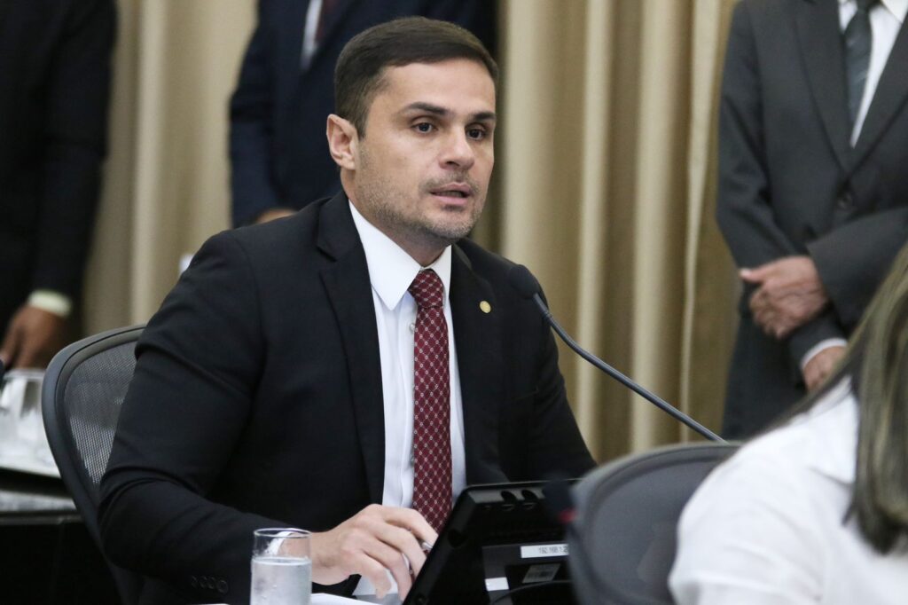 Aprovada lei de Alexandre Ayres que cria campanha de combate a golpes financeiros contra idosos em Alagoas