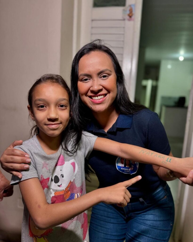 Água Branca: em visita porta a porta, Nayara Emmanuela arrasta multidão pelas ruas