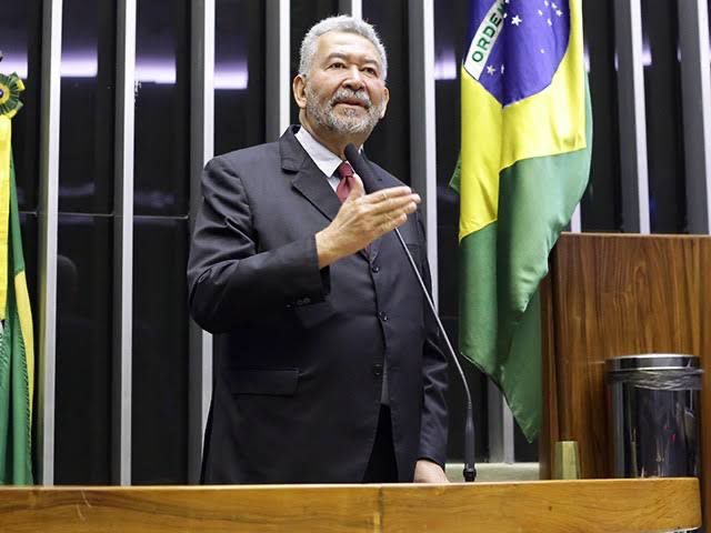 Depois que se lançou candidato ao Senado, Paulão entrou na linha de fogo dos “aliados”