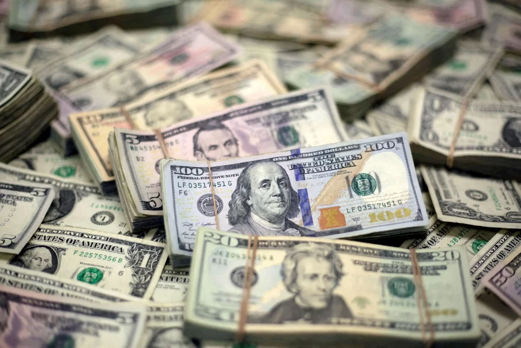 Dólar atinge R$ 5,90 com impacto de anúncio sobre isenção de IR no pacote de cortes de gastos