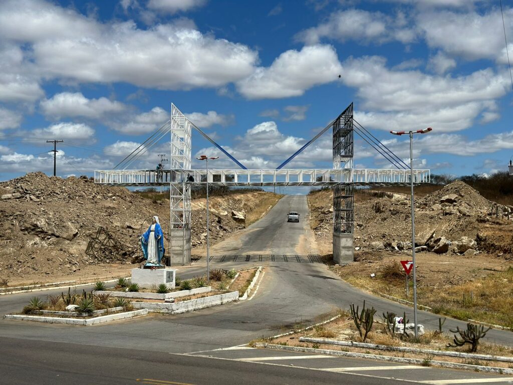 CONSTRUÇÃO DO PÓRTICO DE ENTRADA MARCA UM NOVO TEMPO DE DESENVOLVIMENTO EM MINADOR DO NEGRÃO