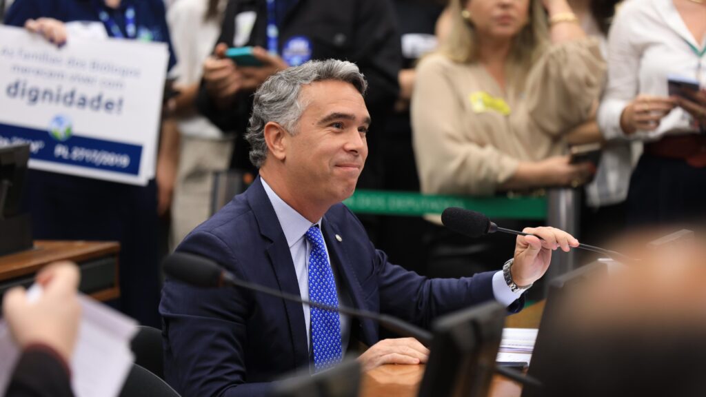 Rafael Brito aprova reserva de vagas em estágio para jovens de escola pública