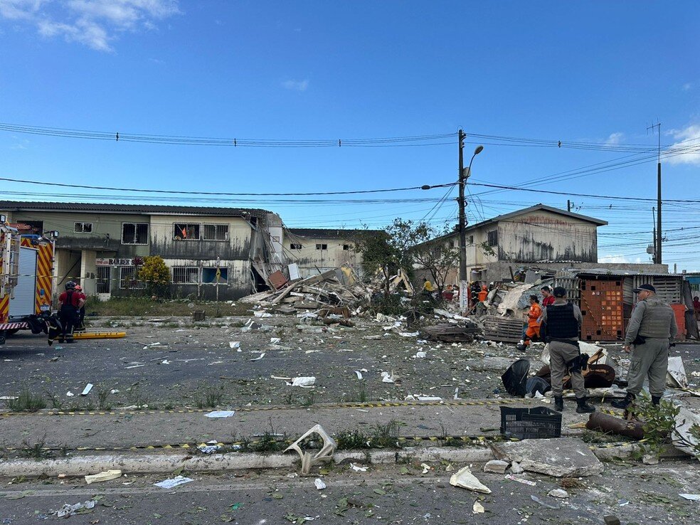 Prédio desaba após explosão em Maceió; há mortos e feridos